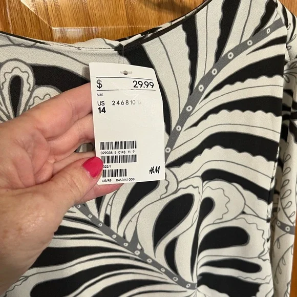 Grey and ivory leaf print dress from H&M. Size 14 Long sleeves round nec… - Picture 4 of 6